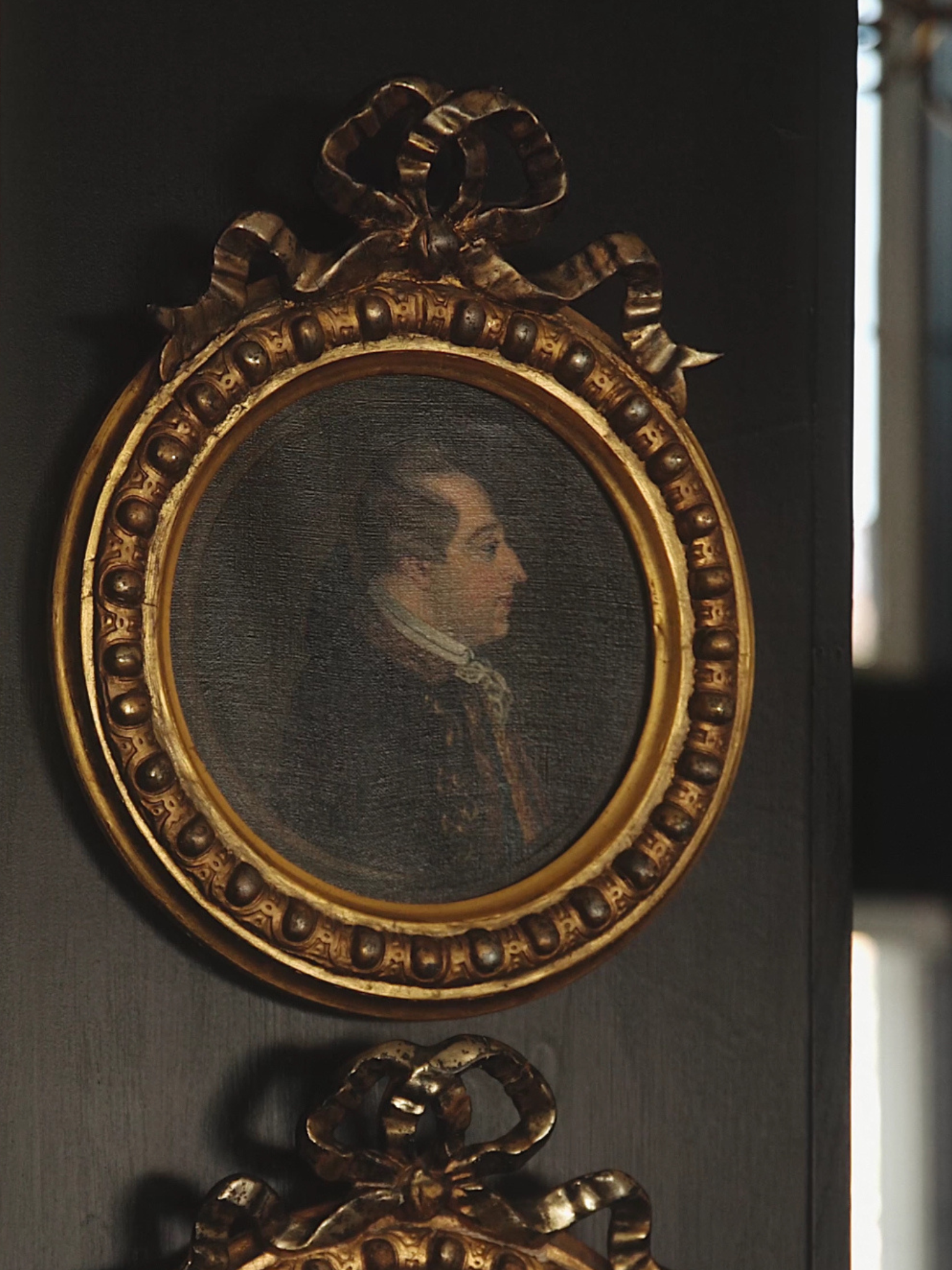 Pair of 18th-Century Prussian Portraits in Original Gilt Ribbon Frames – Geldern Family