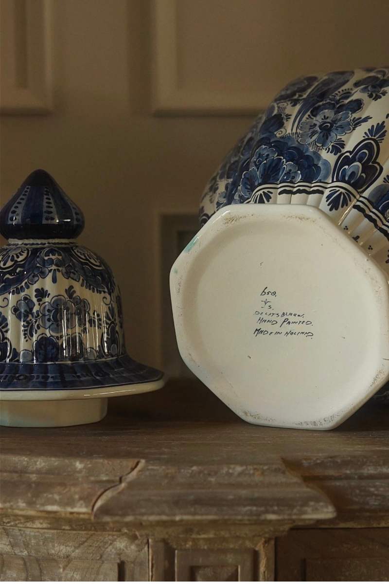 Mid-20th Century Dutch Hand-Painted Delft Blue & White Lidded Ginger Jar with Bird & Floral Motifs