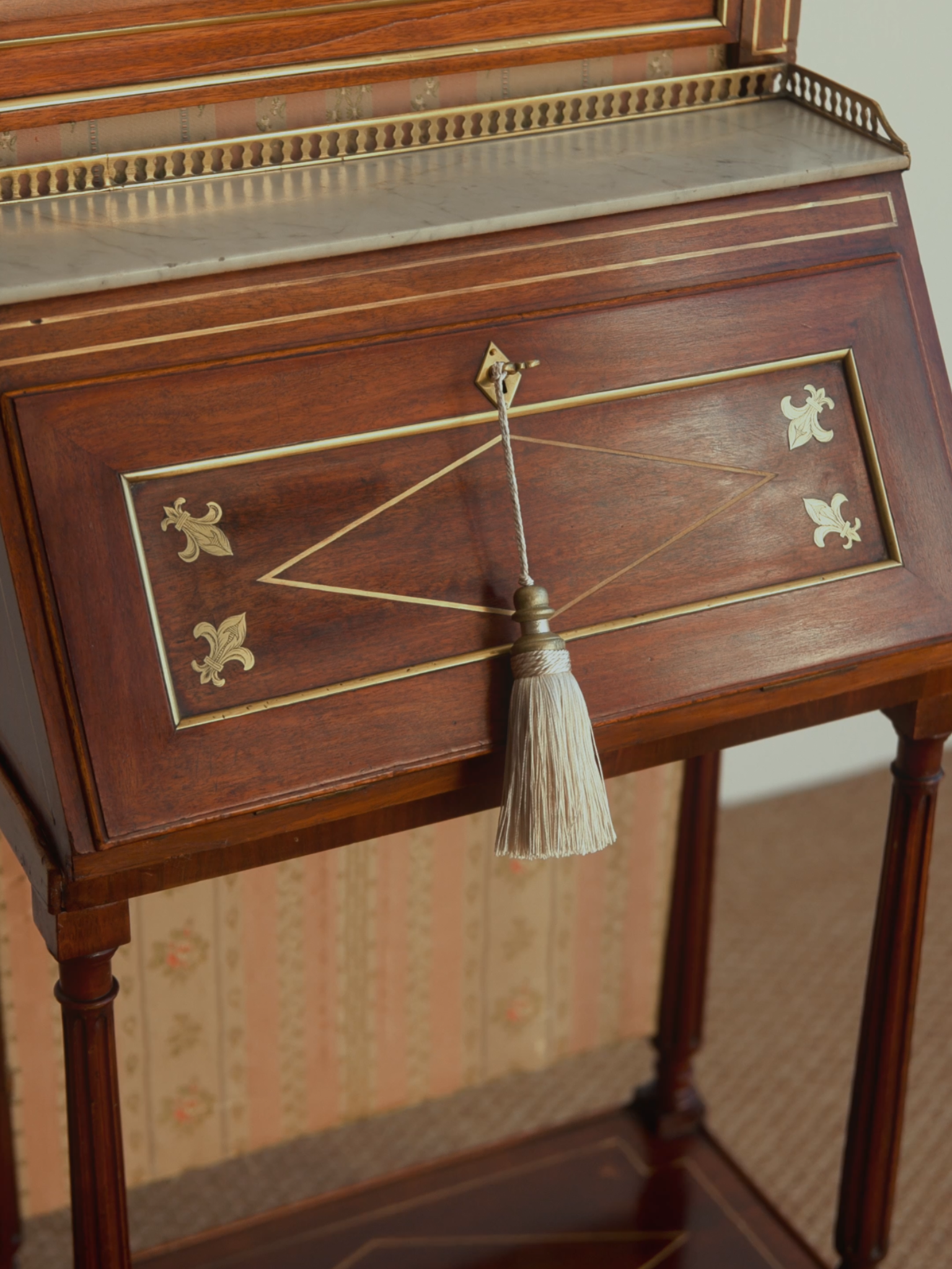 Louis XVI Marble-Top Secrétaire à Abattant