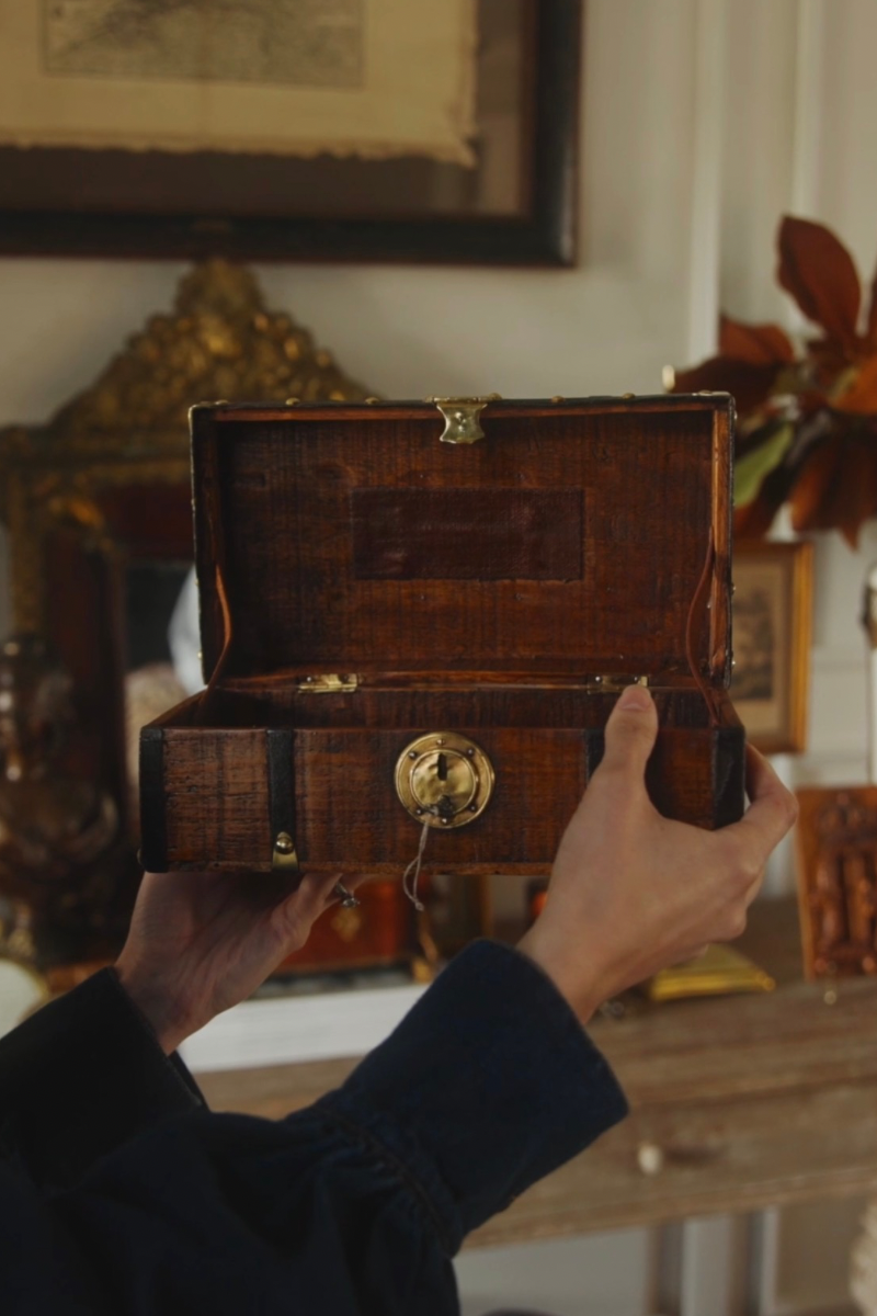 Late 19th Century English Gentleman’s Traveling Valise Trunk with Brass Lockplate
