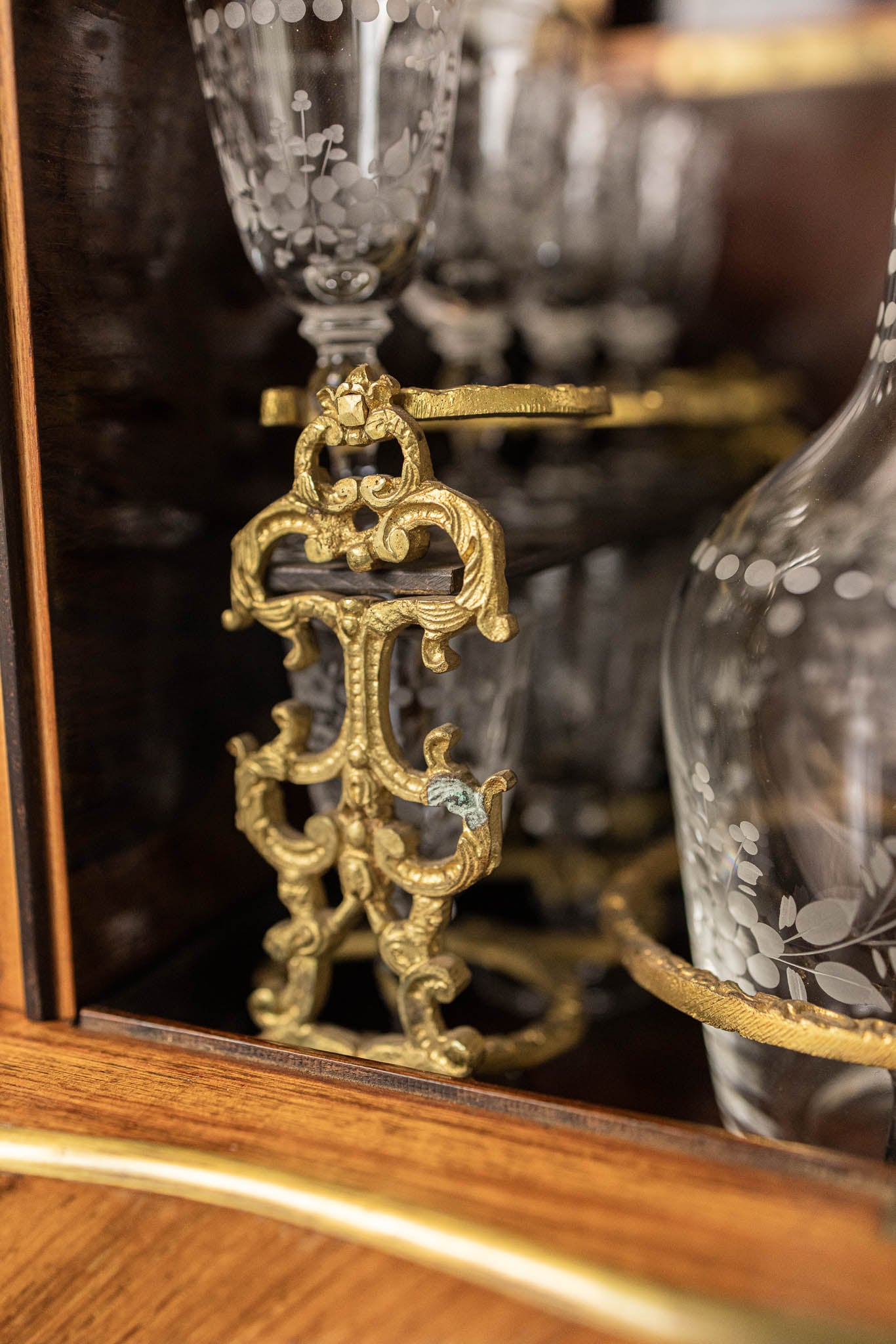 19th Century French Napoleon III Marquetry Tantilus Box with Etched Crystal Decanters